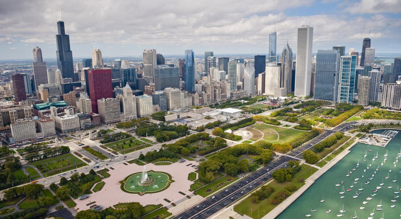 Photo of Chicago skyline, Grant Park with Buckingham Fountain, and boats floating in Lake Michigan